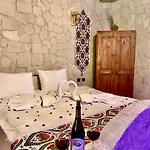 Проживание в семье Seven Rock Cave