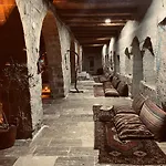 Проживание в семье Seven Rock Cave *