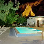 Проживание в семье Seven Rock Cave Гореме