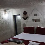 Seven Rock Cave בית אירוח *