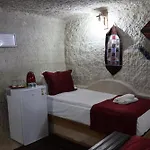 Проживание в семье Seven Rock Cave