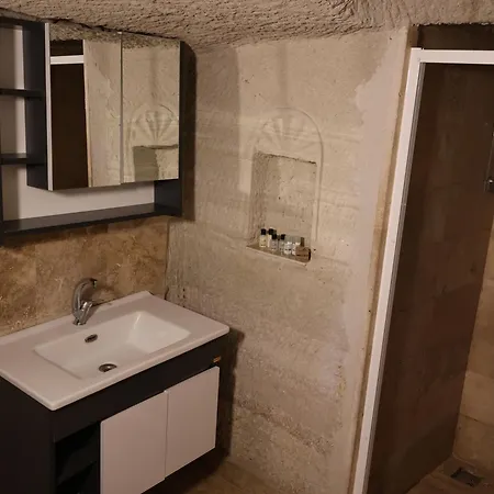 Seven Rock Cave * גורמה